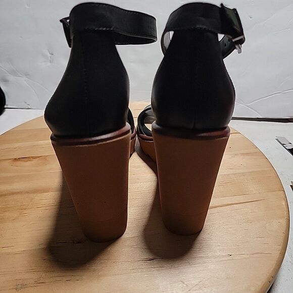 VINCE CAMUTO GRETAM WEDGE SANDAL Size 6.5 M BLACK SOFT SILKY LEATHER - Picture 4 of 6